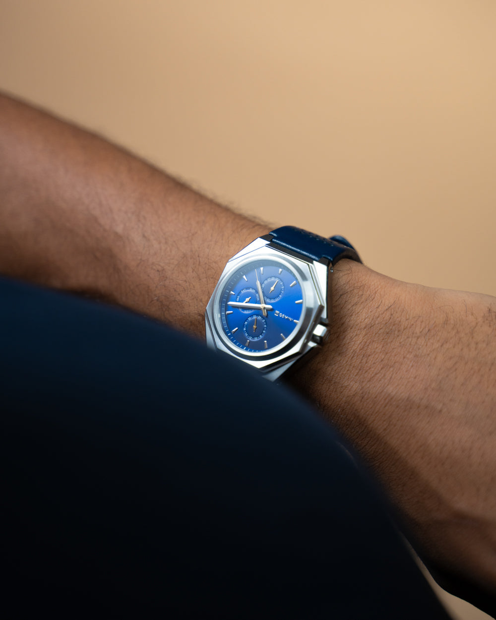 44mm Horloge met geperforeerde band uit Italiaans leer