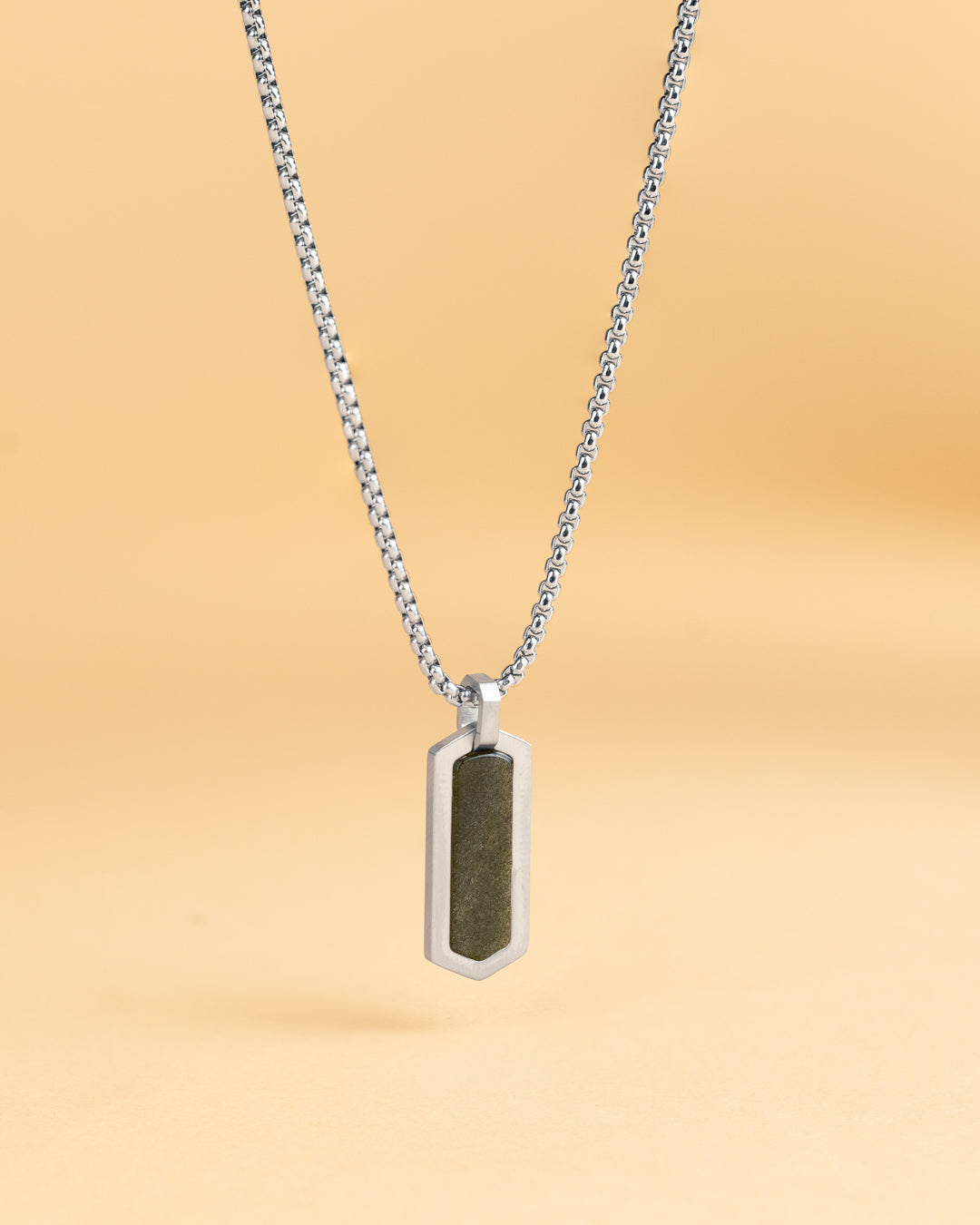 Collier en acier inoxydable avec une pierre d'obsidienne verte