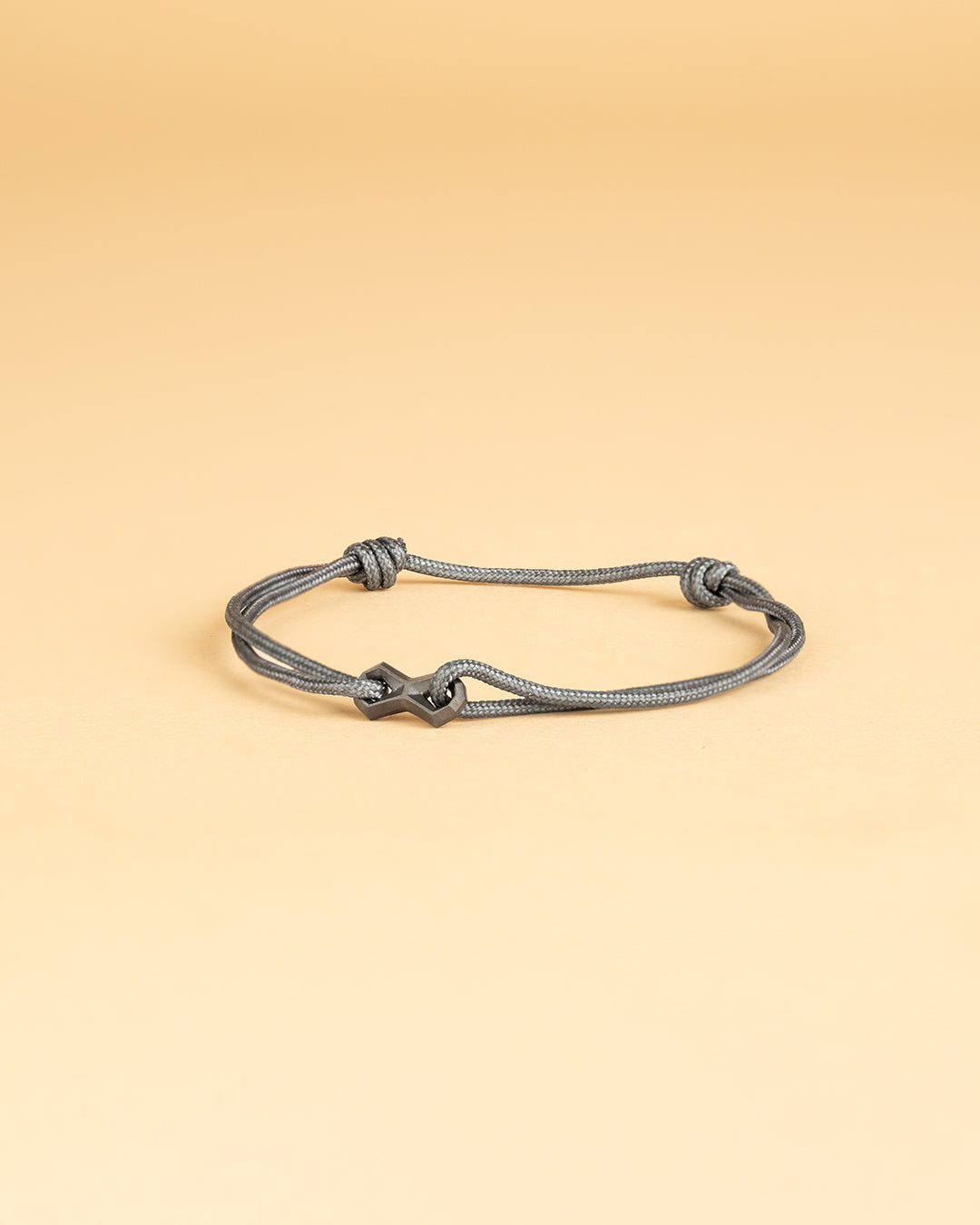 Bracelet en nylon gris avec un signe infini noir