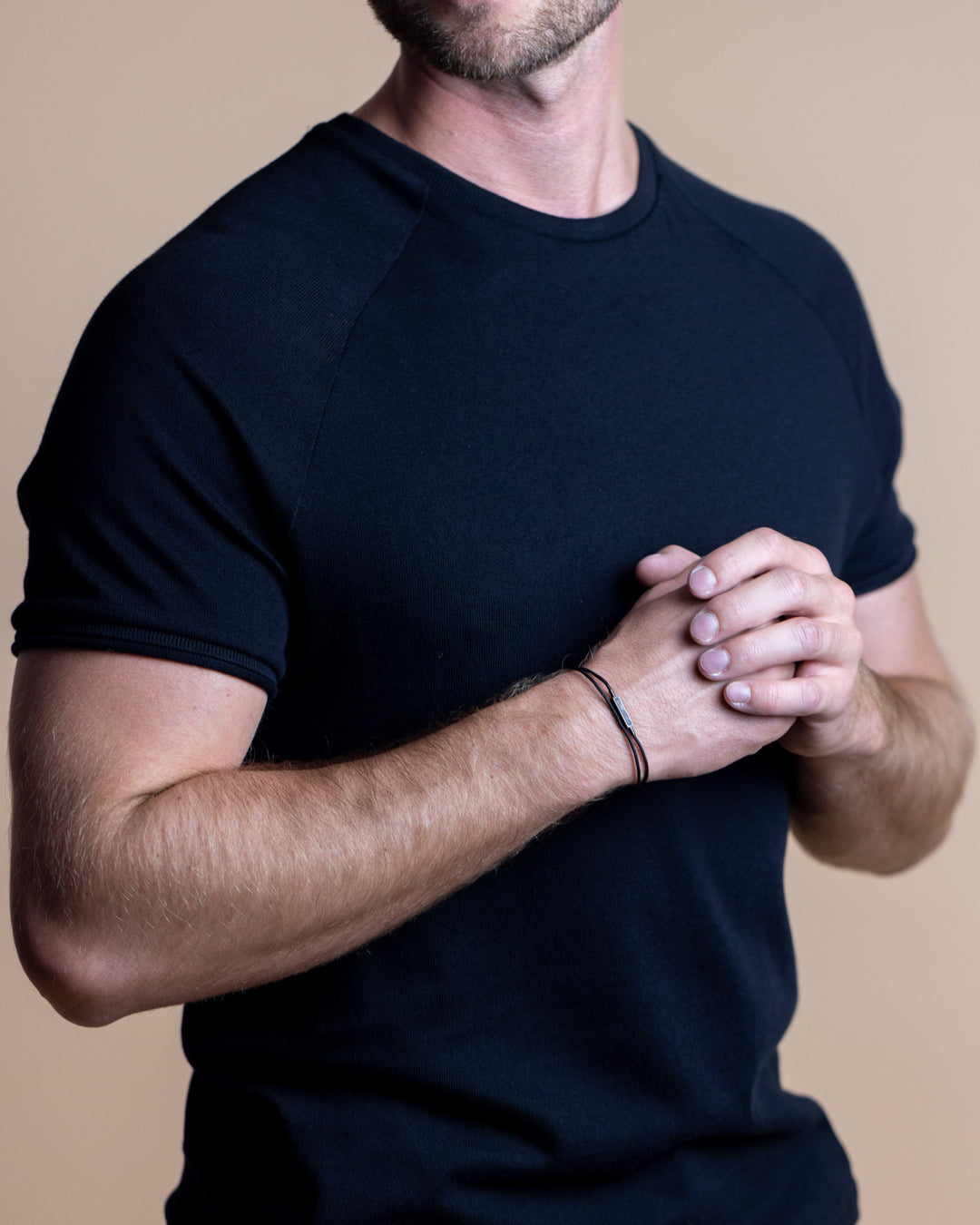 Black nylon bracelet with a black carbon element