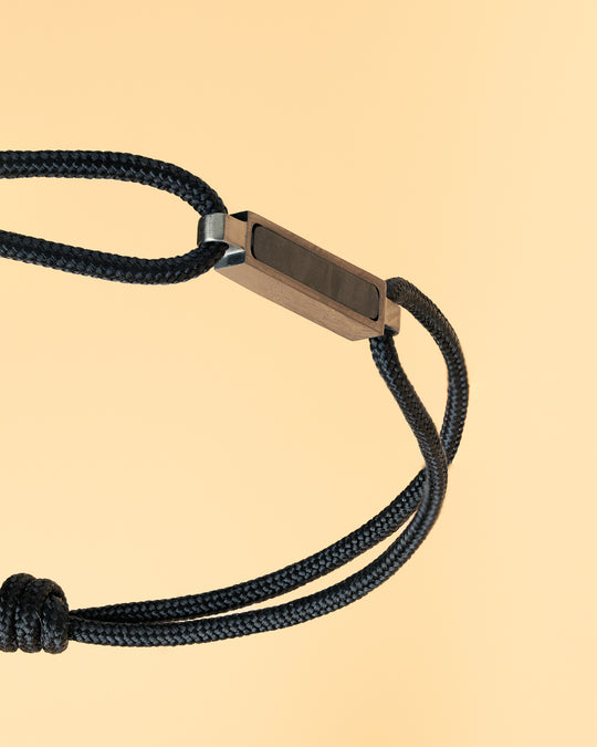 Black nylon bracelet with a black carbon element