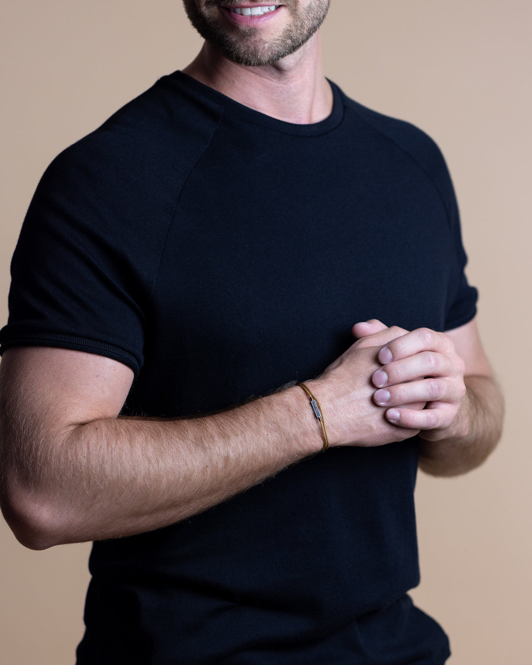 Beige nylon bracelet with a carbon fiber element