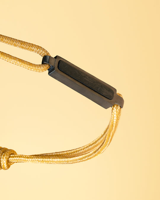 Beige nylon bracelet with a carbon fiber element