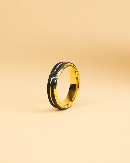 Gold-plated titanium ring with Forged Carbon finish