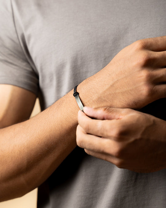 Black nylon bracelet with a black engraving plate