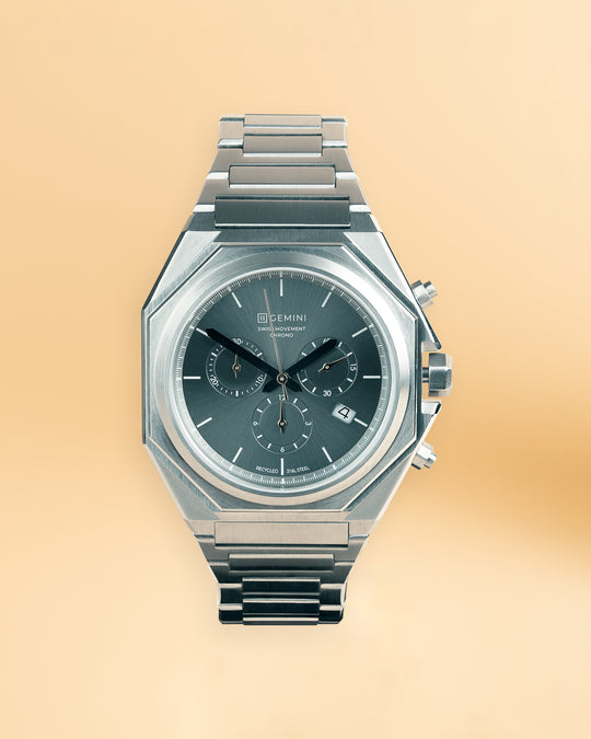 44 mm Schweizer Chronograph mit silbernem Gehäuse und Armband