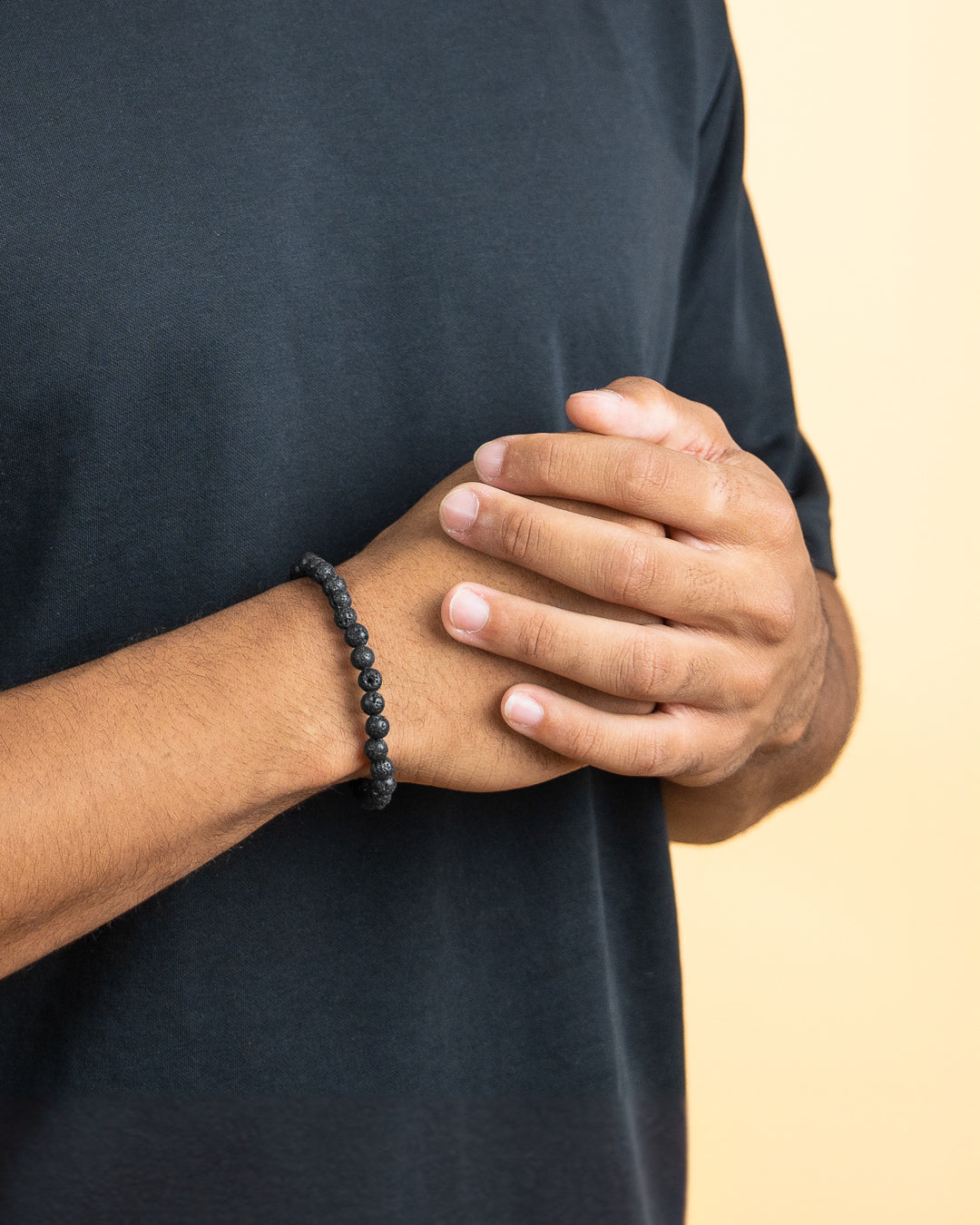 Armband met 6mm Lava steen en een zwarte spacer