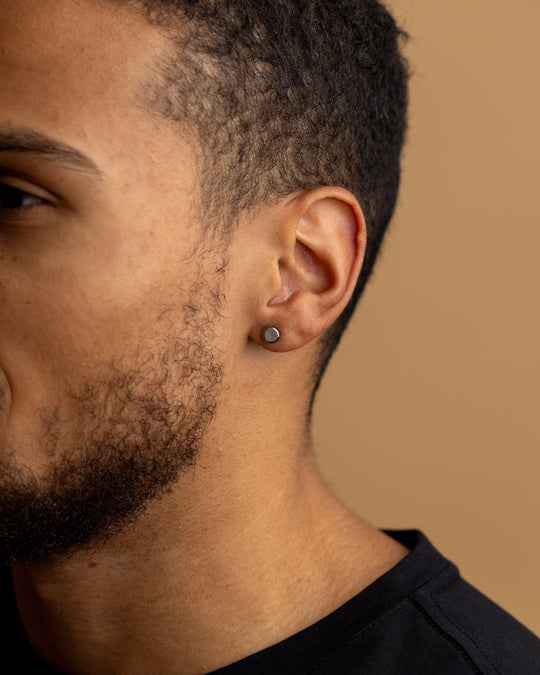 Voll titanbeschichteter silberner Ohrring - rund