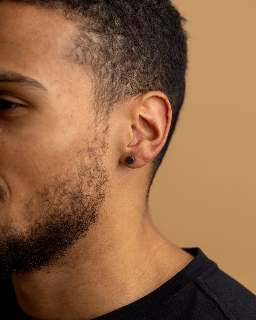 Voller Titan schwarzer Ohrring - rund