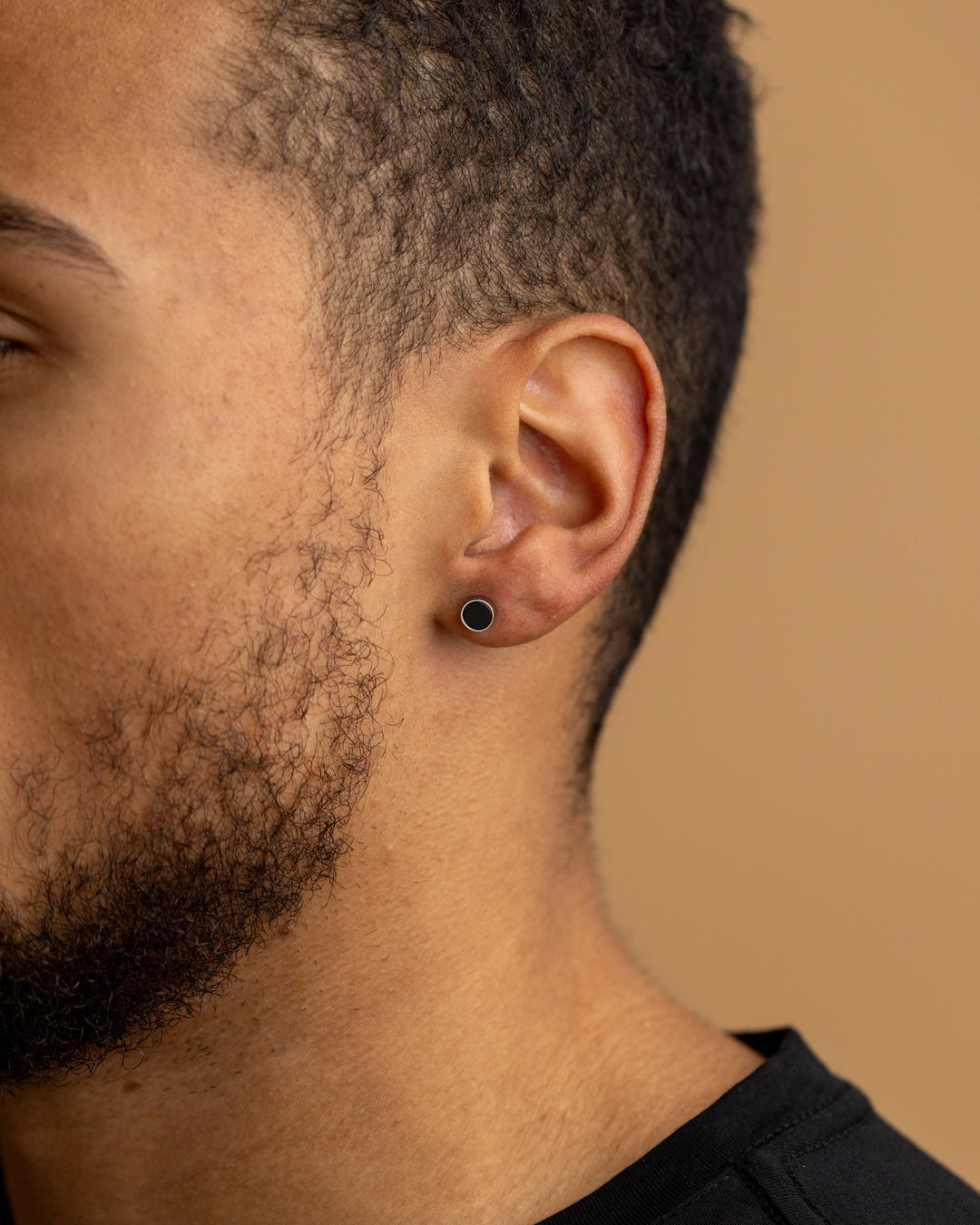 Voller Titanohrring mit schwarzem Onyxstein