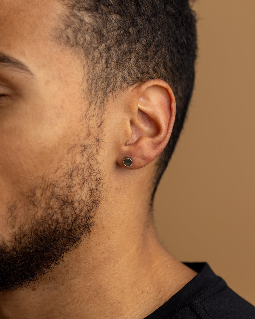 Voller Titanohrring mit geschmiedetem Carbon