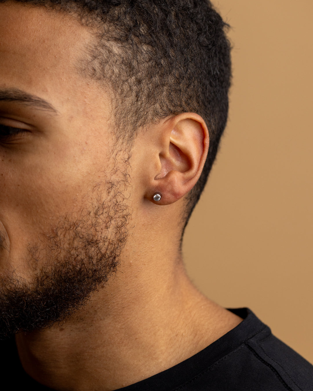 Voller Titanohrring mit einem schwarzen Zirkon