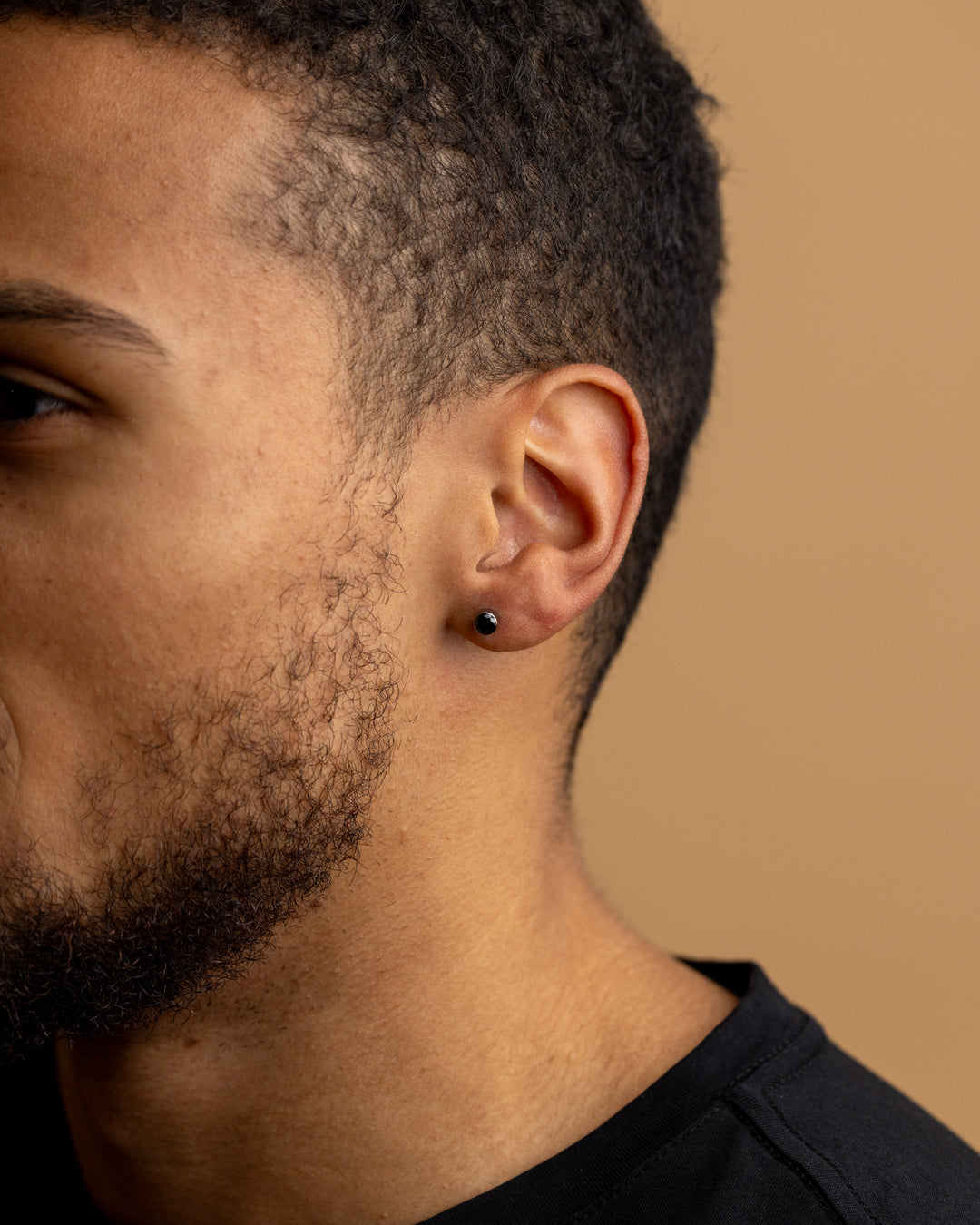 Voller Titanohrring mit einem weißen Zirkon