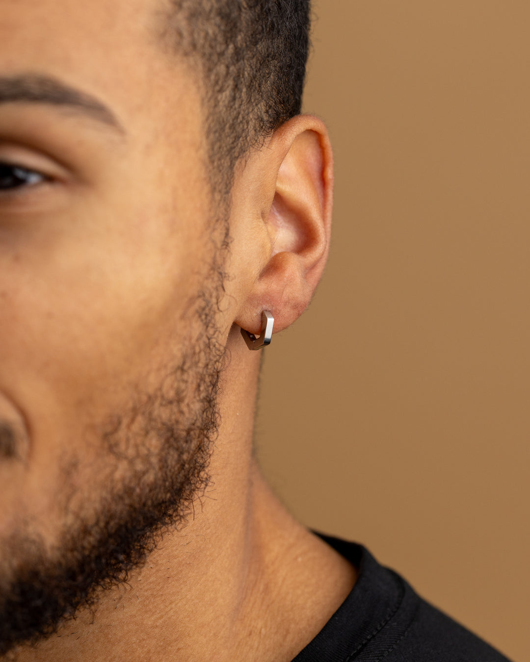 Voller sechseckiger Titanohrring mit silberner Oberfläche