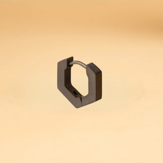 Voller sechseckiger Titanohrring mit schwarzer Oberfläche