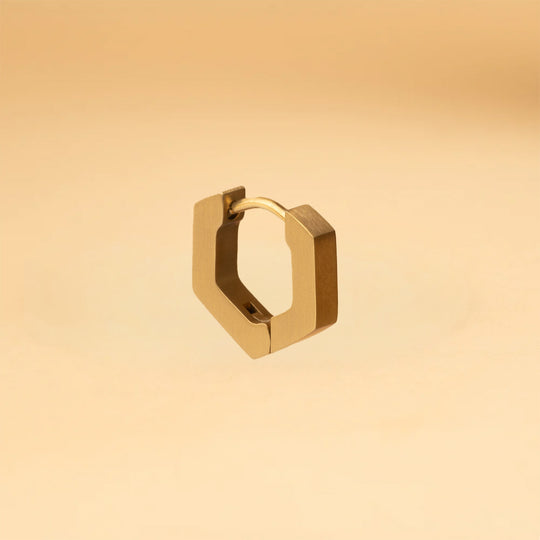 Voller sechseckiger Titanohrring mit vergoldeter Oberfläche