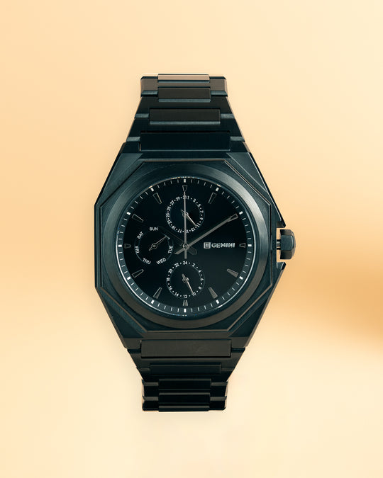 42 mm große Uhr aus Edelstahl mit schwarzem Finish
