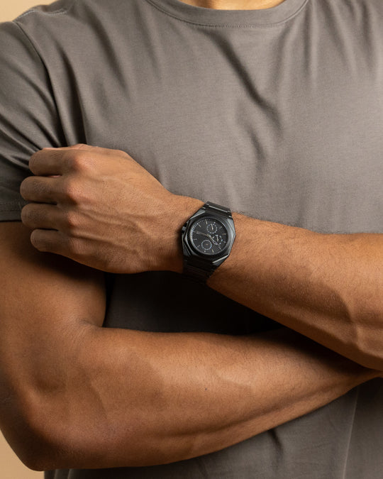 42 mm große Uhr aus Edelstahl mit schwarzem Finish