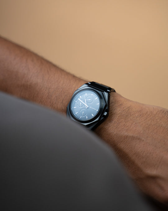 42 mm große Uhr aus Edelstahl mit schwarzem Finish