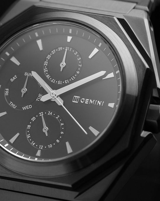 42 mm große Uhr aus Edelstahl mit schwarzem Finish