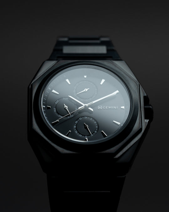 42 mm große Uhr aus Edelstahl mit schwarzem Finish