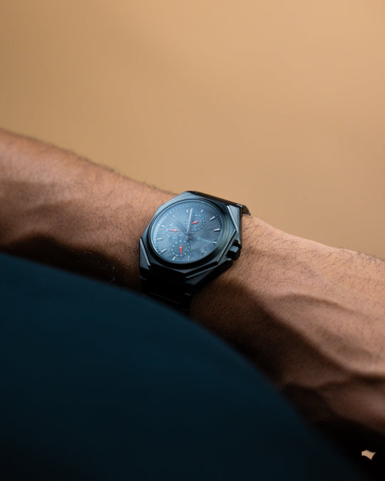 Limited Edition 44mm horloge met carbon wijzerplaat en zwarte afwerking