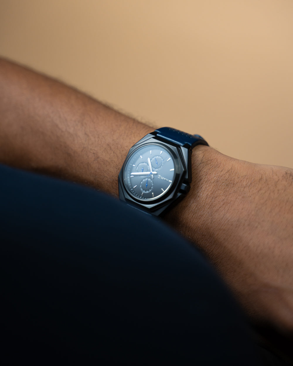44 mm dunkelgraue Stahluhr mit italienischem Lederarmband