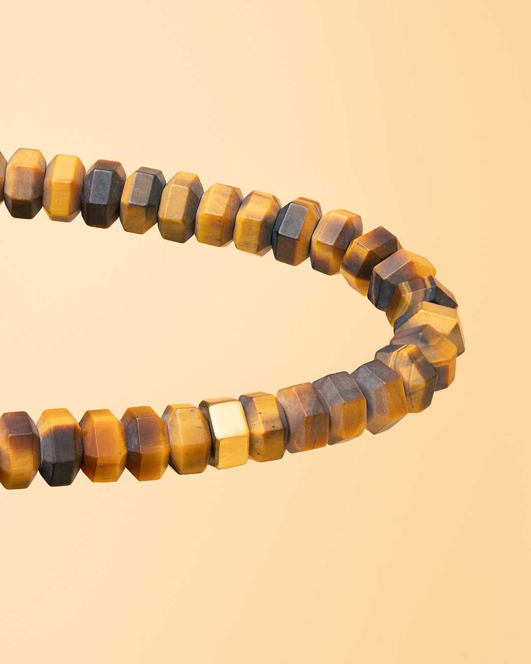 Bracelet exclusif avec pierre d'oeil de tigre taillée à la main et