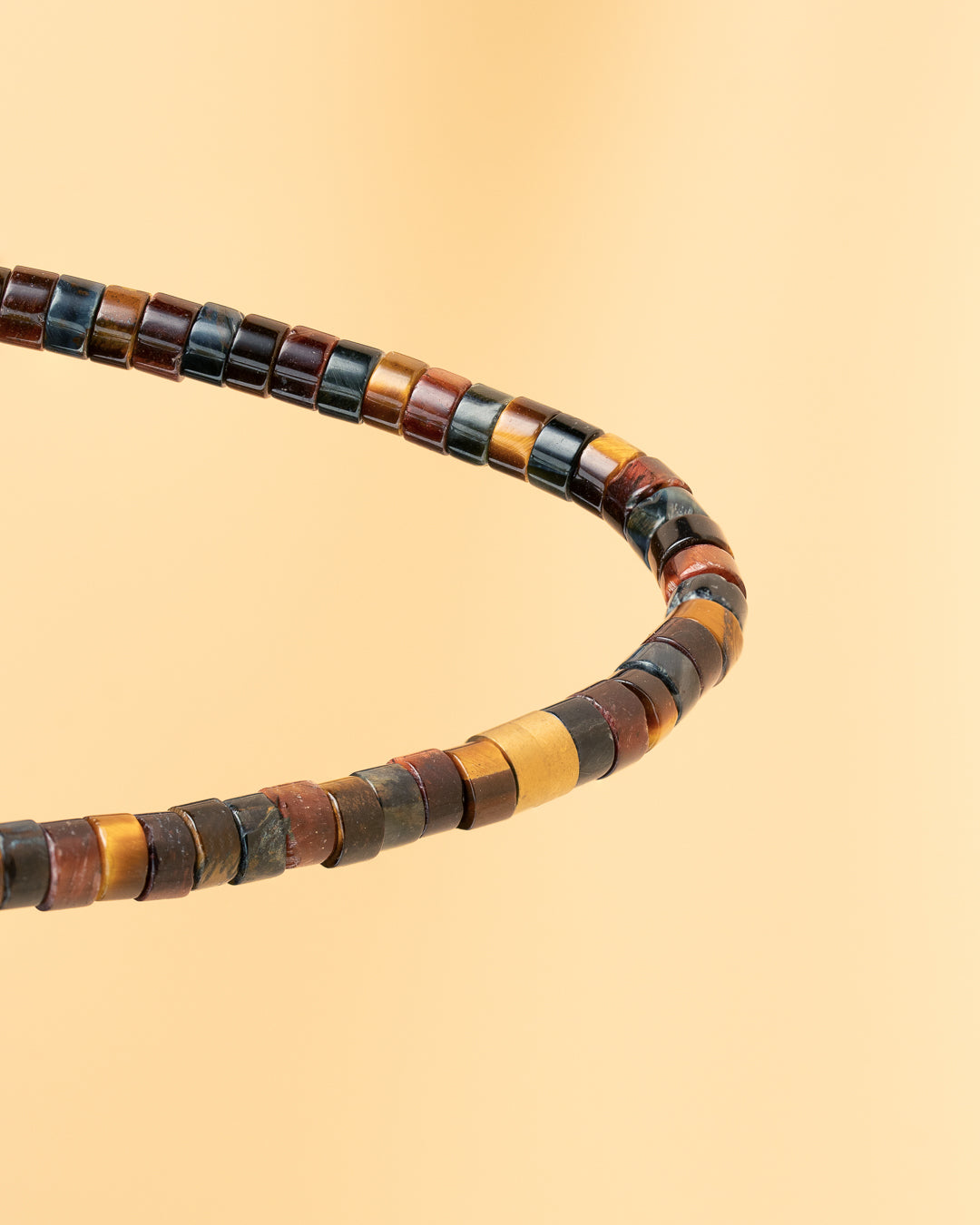 2 mm Armband mit gemischten Tigerauge-Steinen und Titanelement