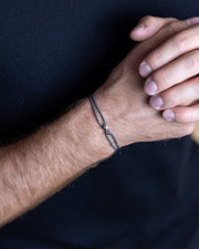 1,5 mm grijze nylon armband met een verzilverd Infinity-teken