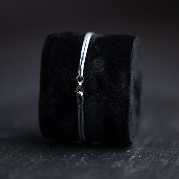 Bracelet en nylon gris de 1,5 mm avec un signe Infinity noir