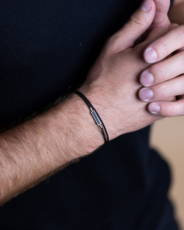 Bracelet en nylon noir de 1,5 mm avec une finition en fibre de carbone