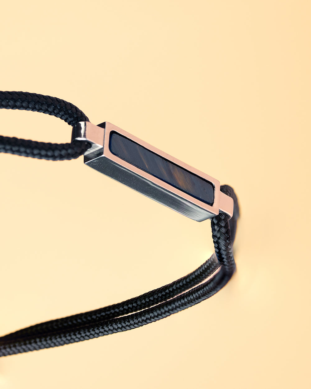 1.5mm Black nylon bracelet with a carbon fiber finish