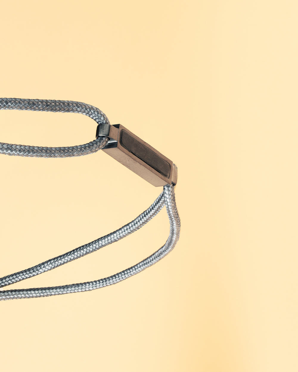 1.5mm Grey nylon bracelet with a carbon fiber element
