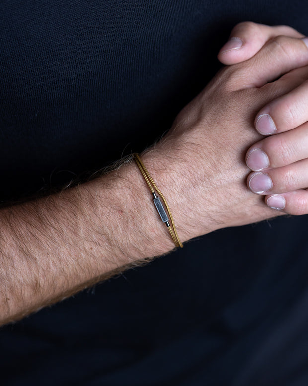 Bracelet en nylon beige de 1,5 mm avec un élément en fibre de carbone