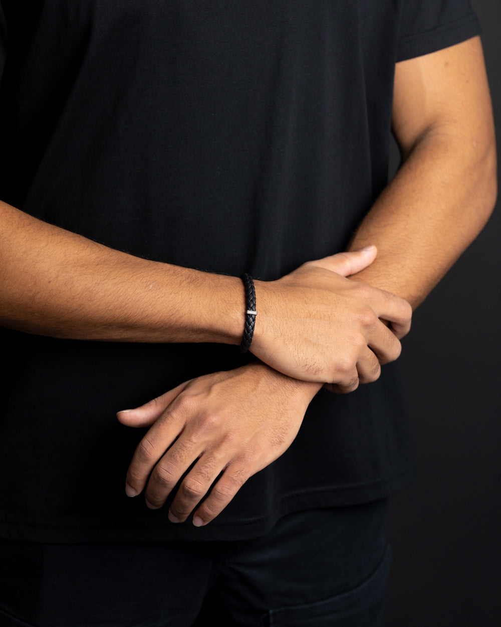 Einzelnes schwarzes italienisches Nappalederarmband mit vollständig schwarzem Finish