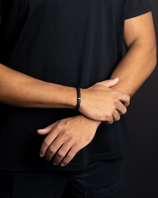 Einzelnes schwarzes italienisches Nappalederarmband mit vollständig schwarzem Finish