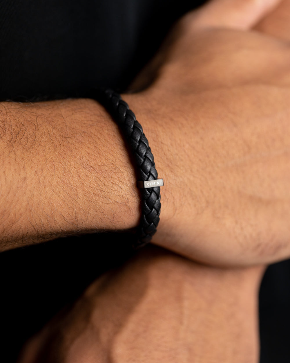 Einzelnes schwarzes italienisches Nappalederarmband mit vollständig schwarzem Finish