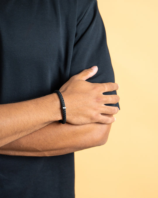 Einzelnes schwarzes italienisches Nappalederarmband mit vollständig schwarzem Finish