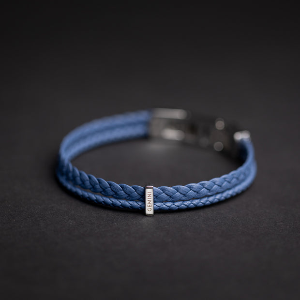 Doppeltes hellblaues Armband aus italienischem Nappaleder mit versilberter Oberfläche
