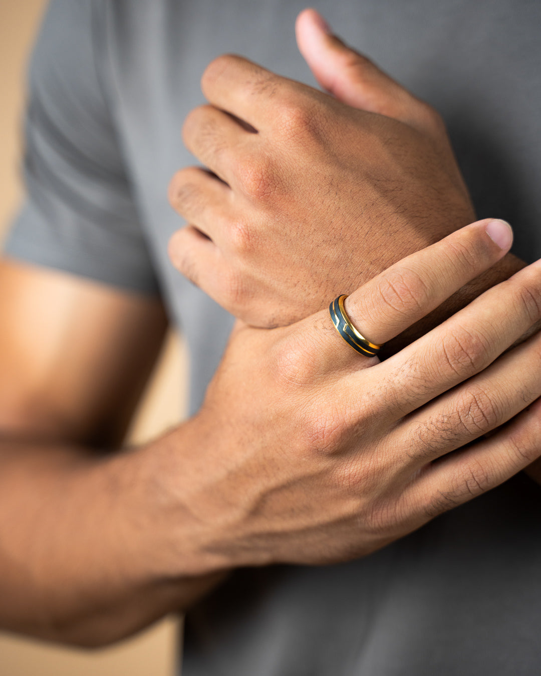 Gold-plated titanium ring with Forged Carbon finish
