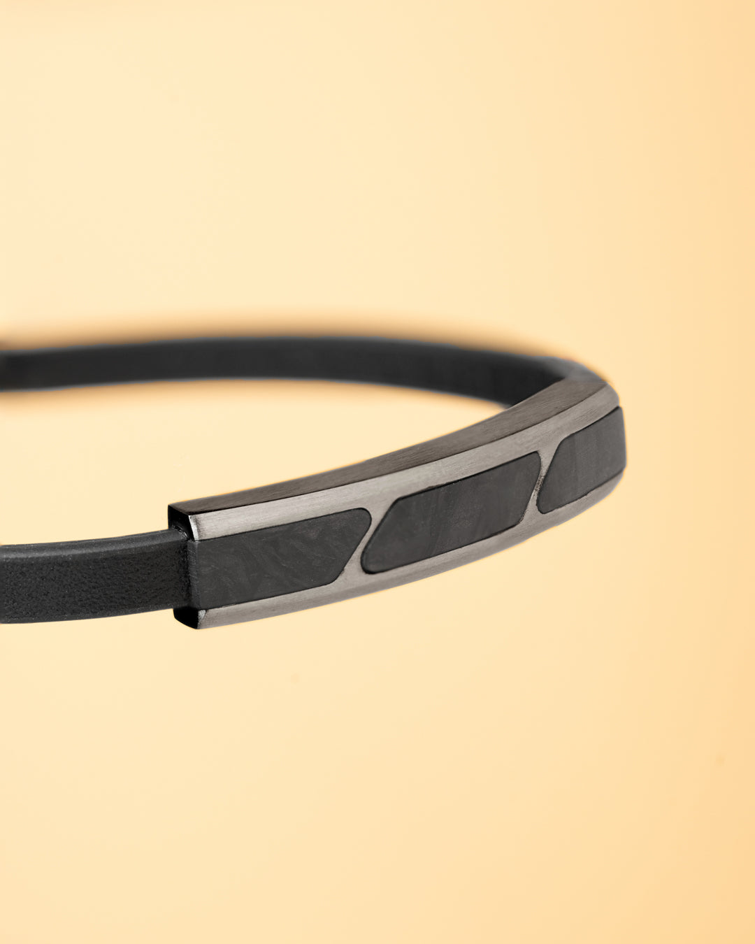 Bracelet en cuir avec un élément en carbone forgé