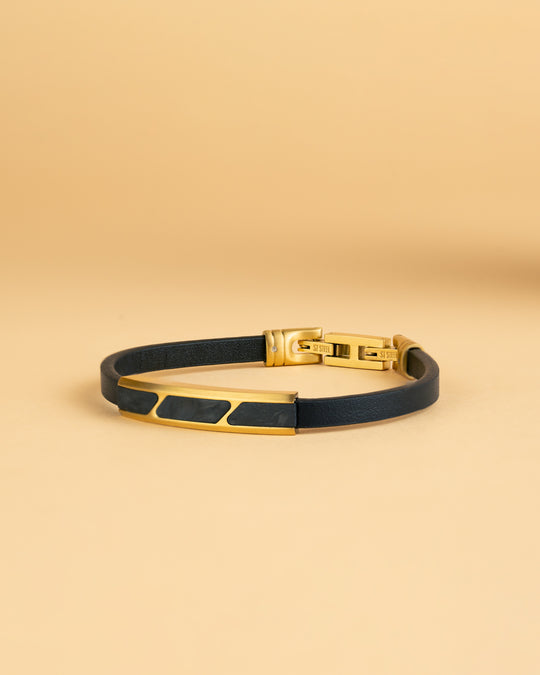 Leren armband met een goudkleurig carbonelement