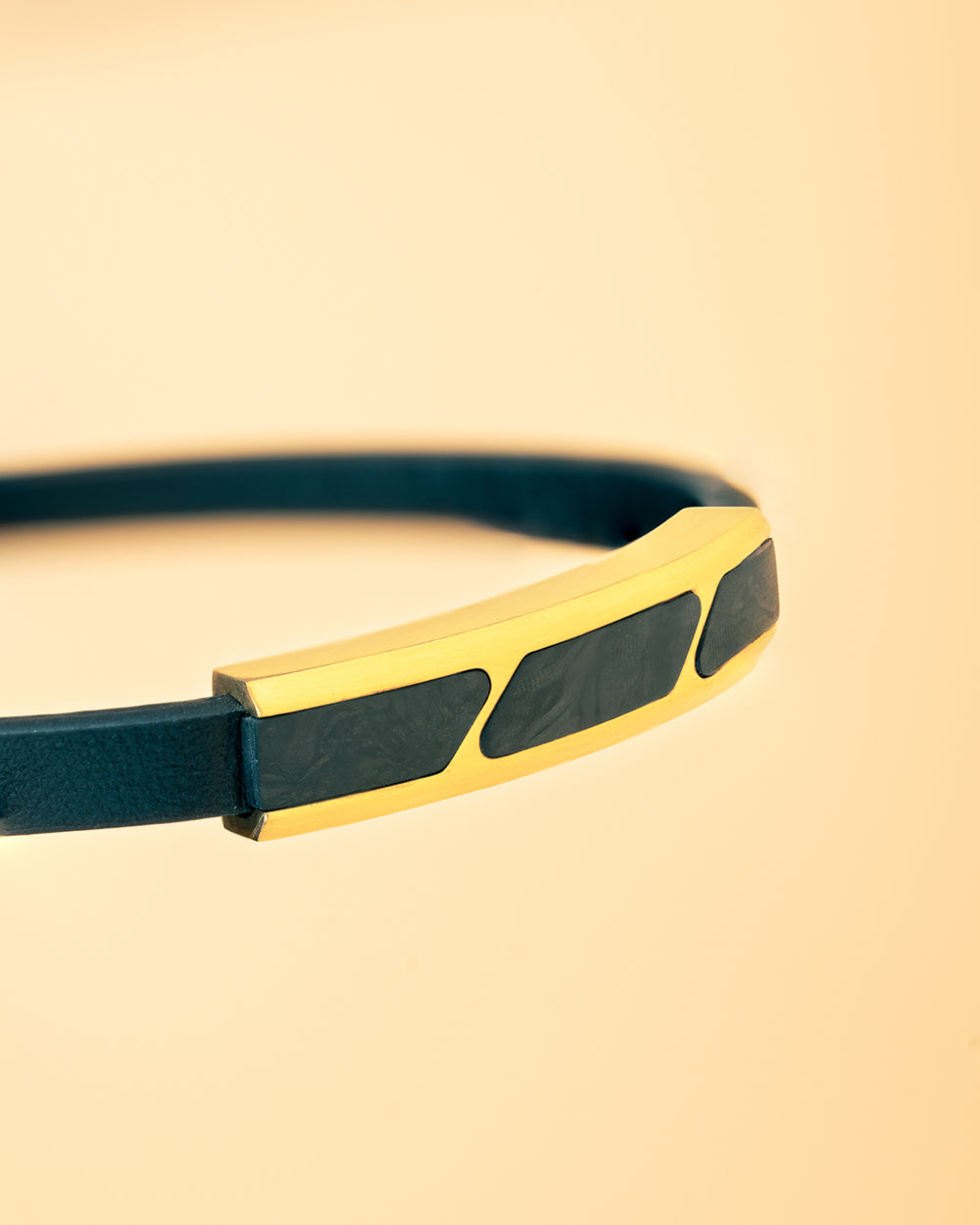 Leather bracelet finished with a gold-plated forged carbon element