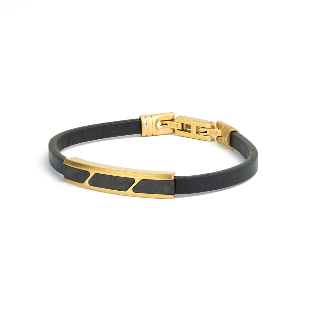 Leren armband met een goudkleurig carbonelement