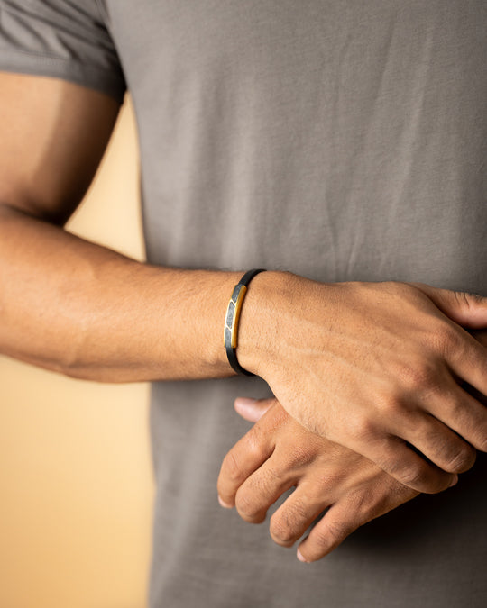 Leren armband met een goudkleurig carbonelement