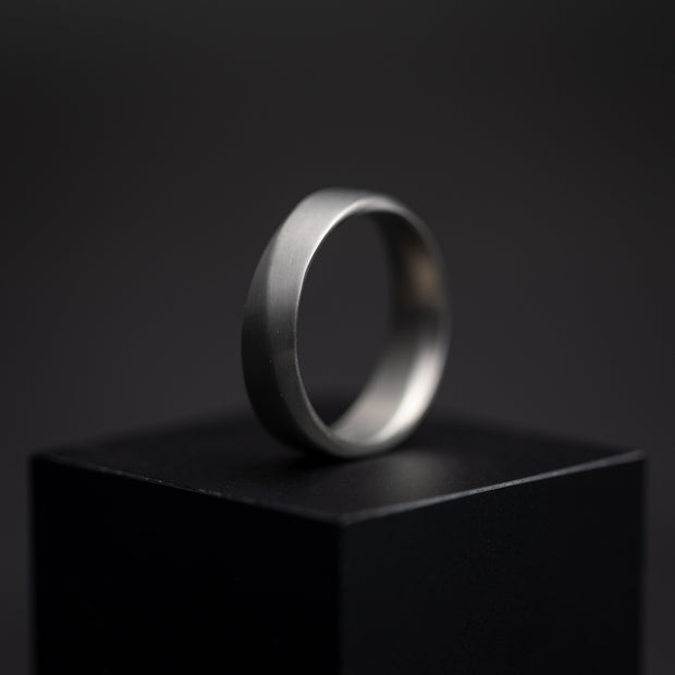 6mm Titanium ring met een twist