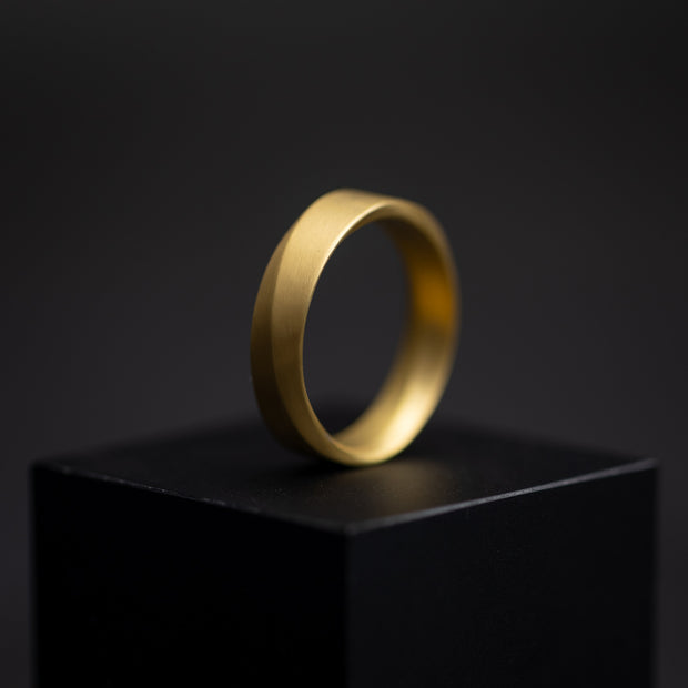 6mm Goudkleurige titanium ring met een twist