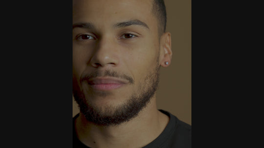 Volledig titanium oorbel met een witte zirkonia