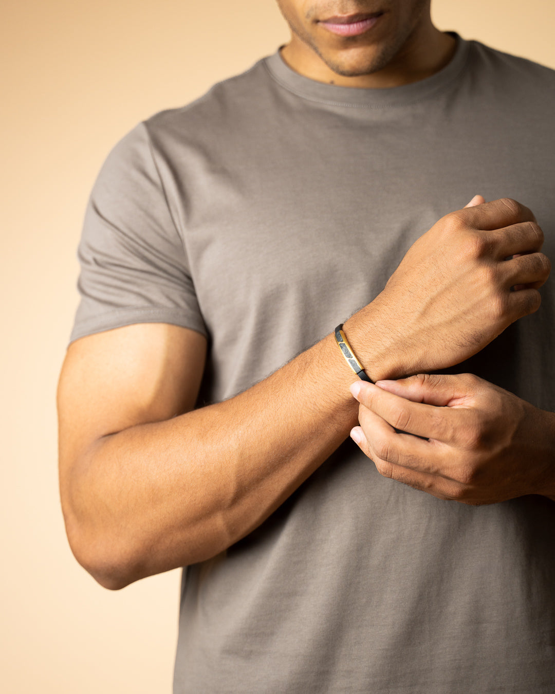 Leren armband met een goudkleurig carbonelement